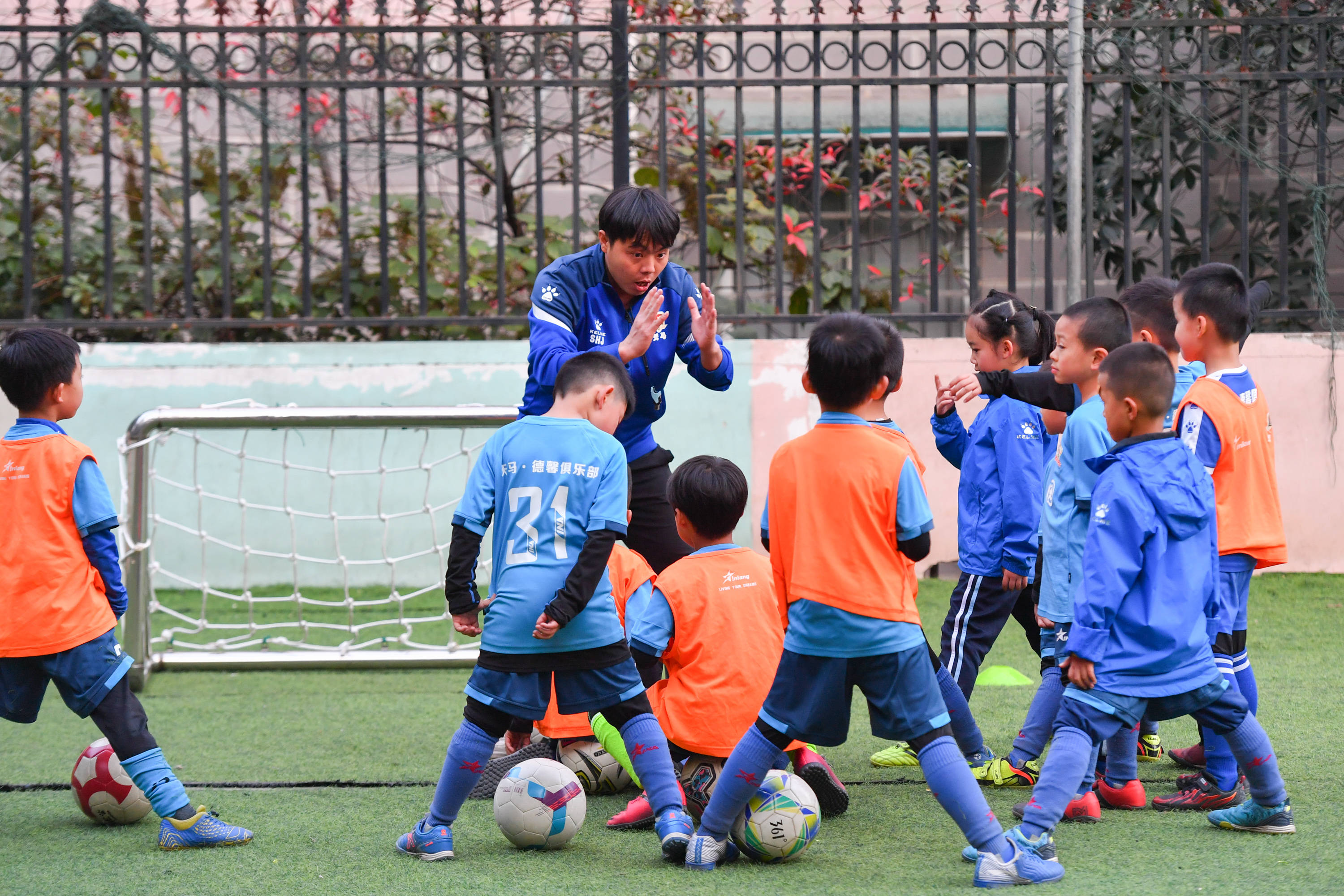 12月1日,在长沙市雨花区德馨园小学,二年级学生陈铭欲(左),胡谨仁(中)