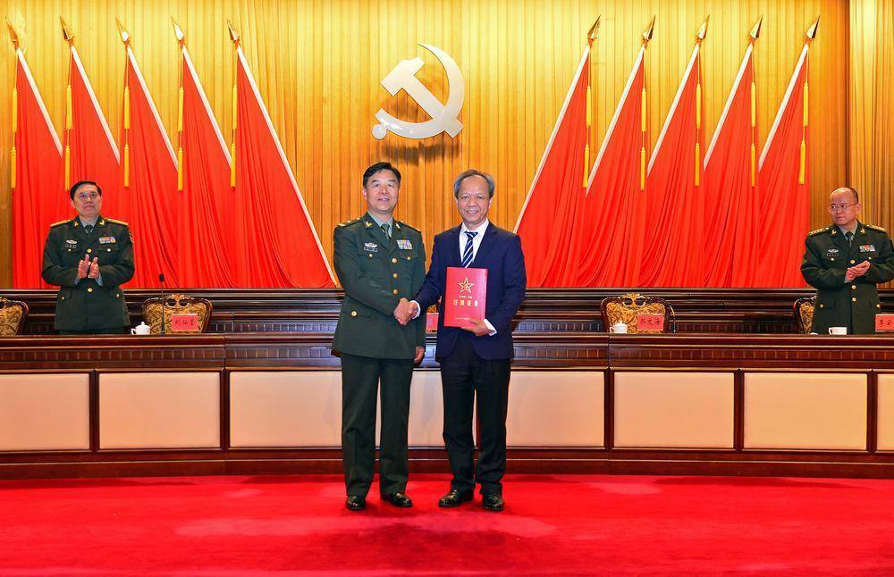 广东省军区少将司令员周河代表省军区党委宣读了郭文海任中山军分区