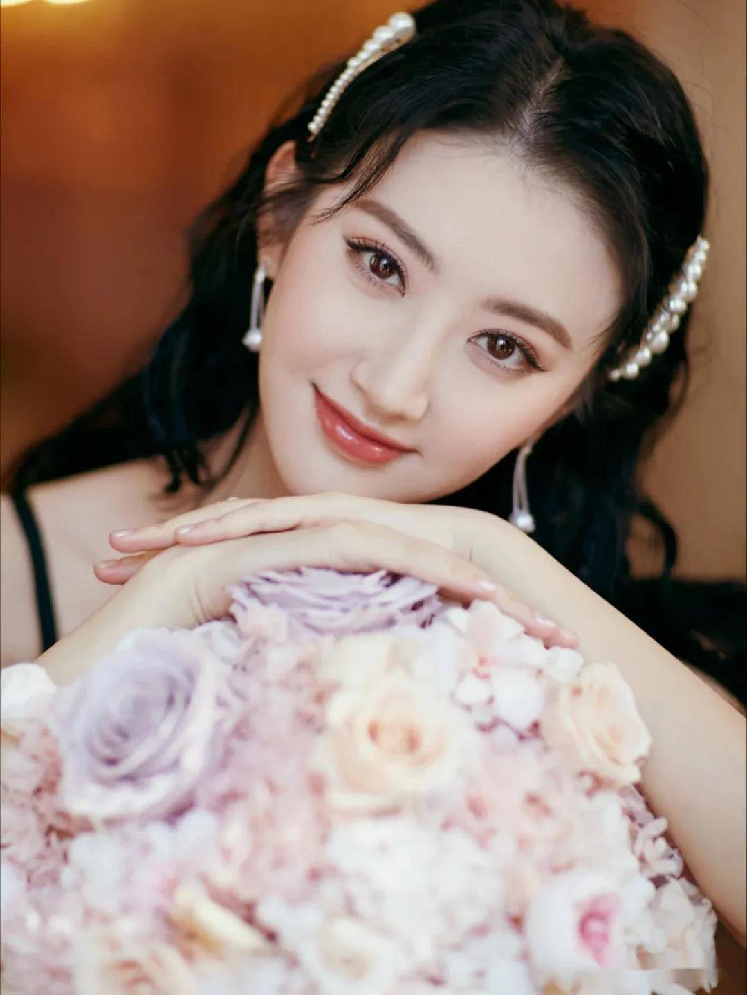 景甜眉蹙春山眼颦秋水