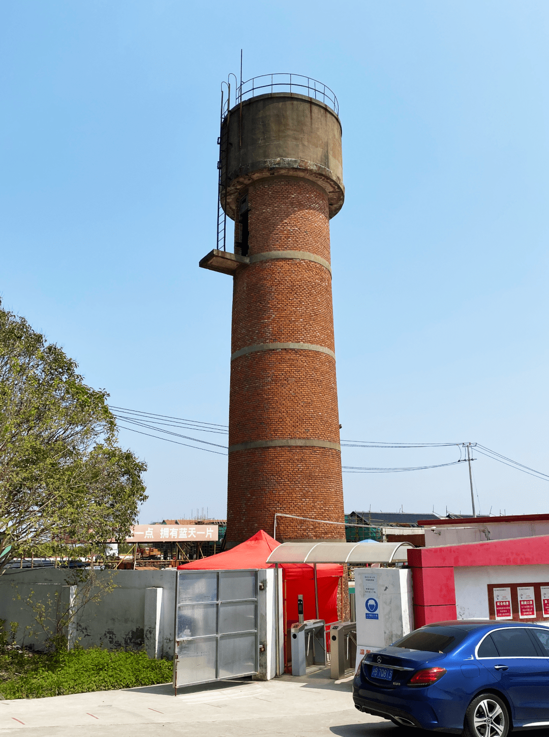 夕阳中发着光的水塔点亮了城市中每一个被忘却的废弃空间
