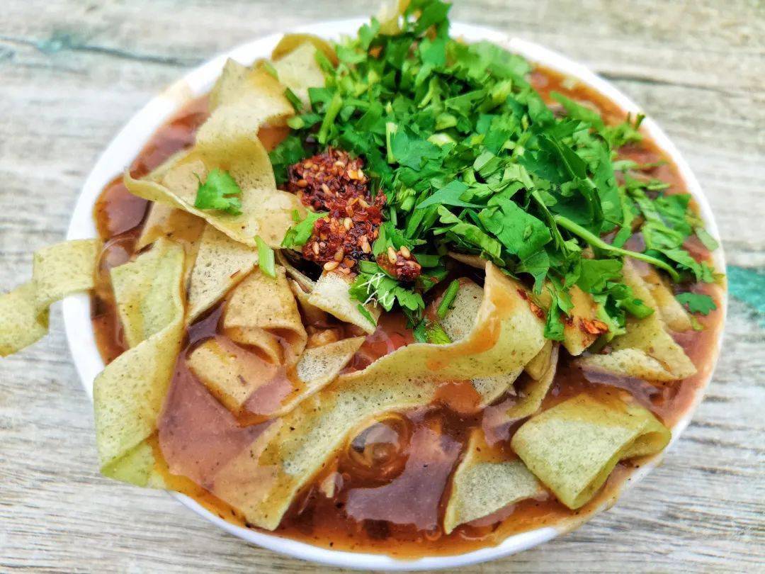 他家嘎巴菜(天津人称"锅巴菜"为"嘎巴菜")的汤底有些不同,是骨汤底