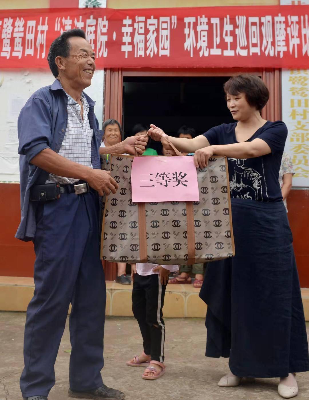 四川南充蓬安白鹭书记彭圣洲 带领鹭鸶田村田地里奔康致富