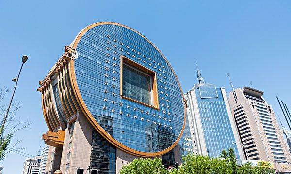 沈阳一奇葩建筑,造型似巨大古钱币,外国人看后都称:太丑看不懂_方圆