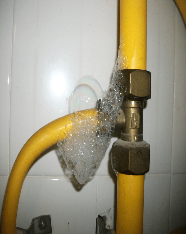 到室外空旷安全处拨打关闭气表上总阀,开窗通风如发现漏气,请立即进行