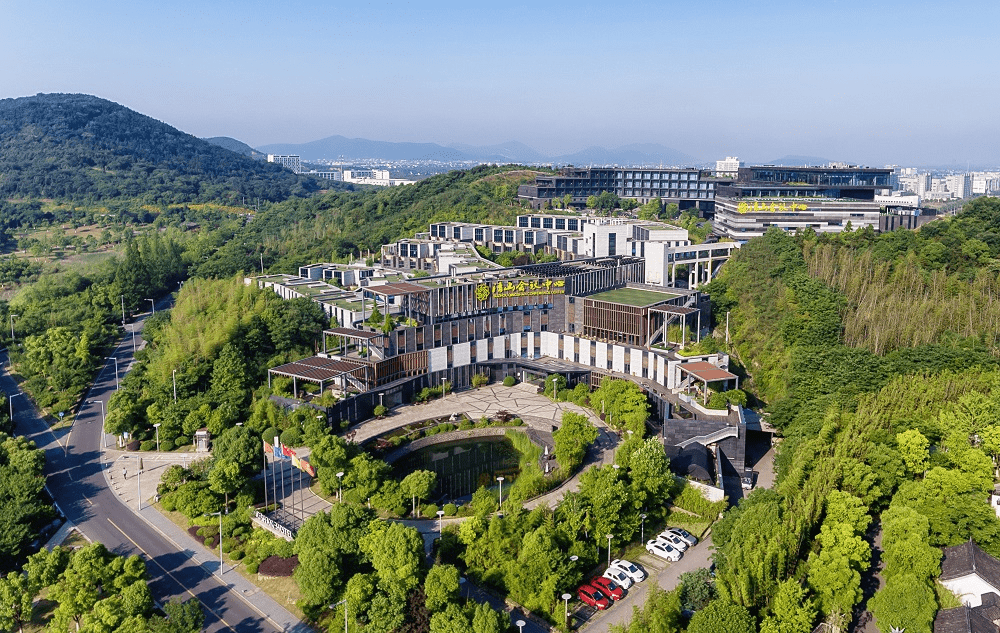 酒店选址并非在闹市区中,而是建在了太湖出口旁的一处半山上,远离尘嚣