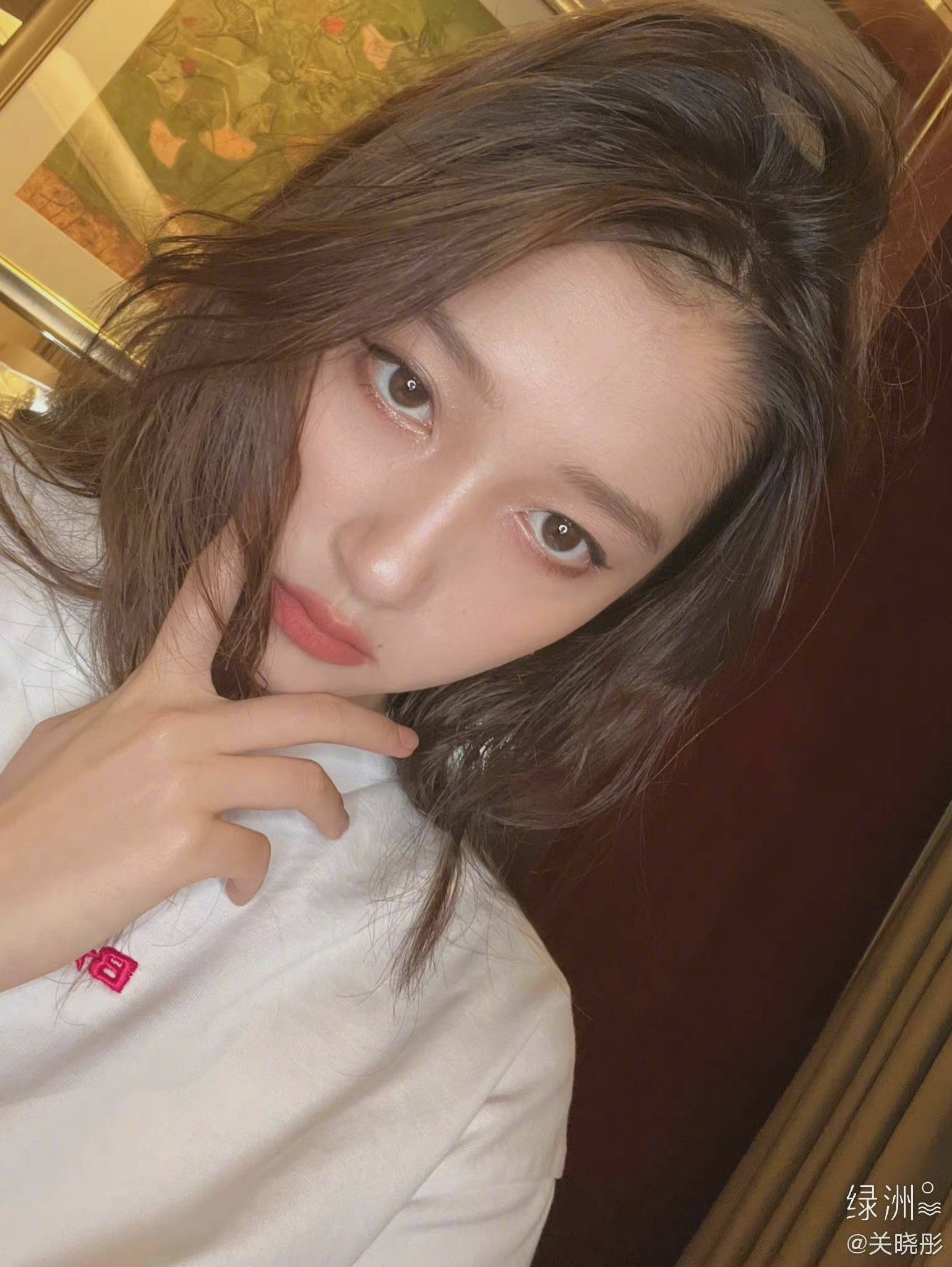 关晓彤晒怼脸自拍化了一个显得很生气的妆忍住不能笑