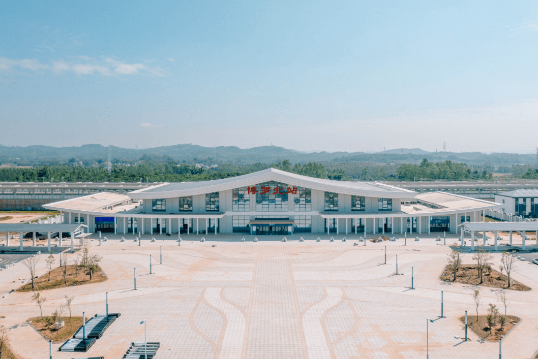 博罗北站站房以罗浮山,岭南民居以及东江等元素为设计理念,屋顶檐口