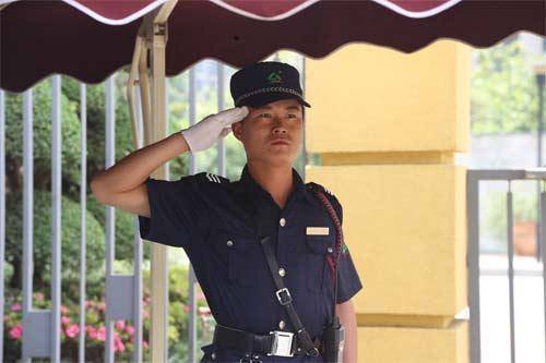 图片来自网络近日有新闻称,因物业保安小区未向业主敬礼,业主心里忿忿