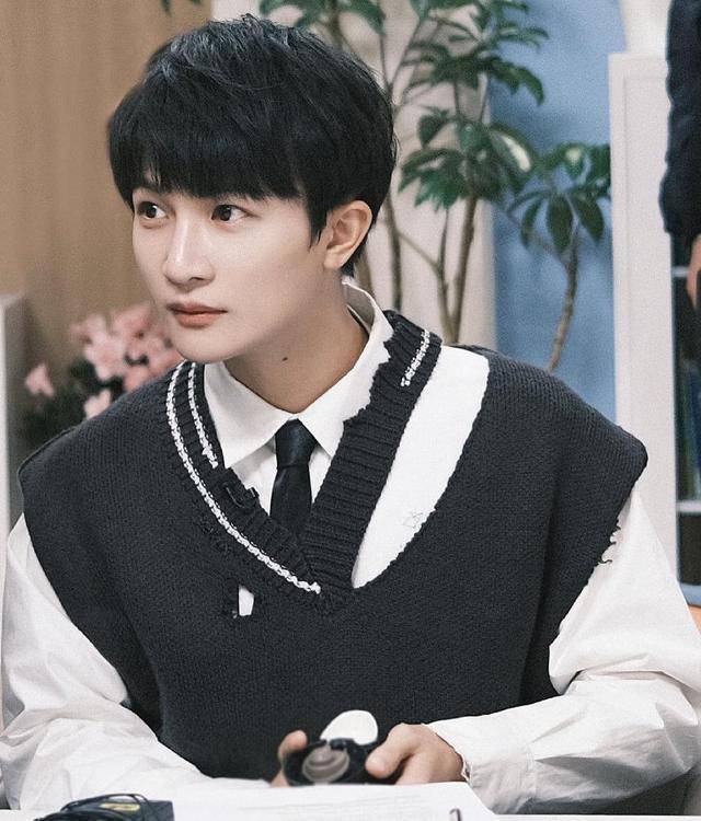 令人心动的offer3中周深说我淋过雨所以不希望你淋雨