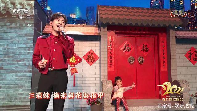 易烊千玺张杰春晚合唱千玺发型露馅暴露戴假发最后合影好温馨