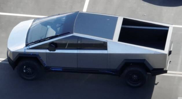 特斯拉Cybertruck量产版谍照 加上雨刮和后视镜等_搜狐汽车_搜狐网