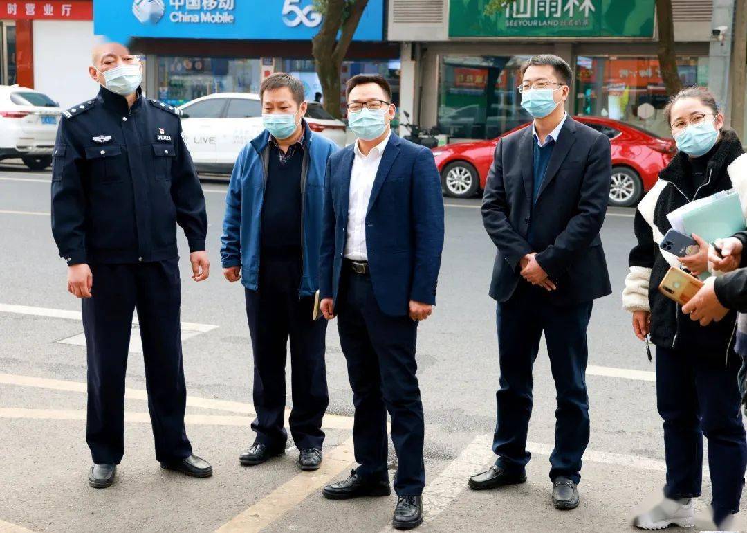 镇党委副书记,镇长王鹏宇一行先后来到望湖村,七都广场,望湖小区,奥玛