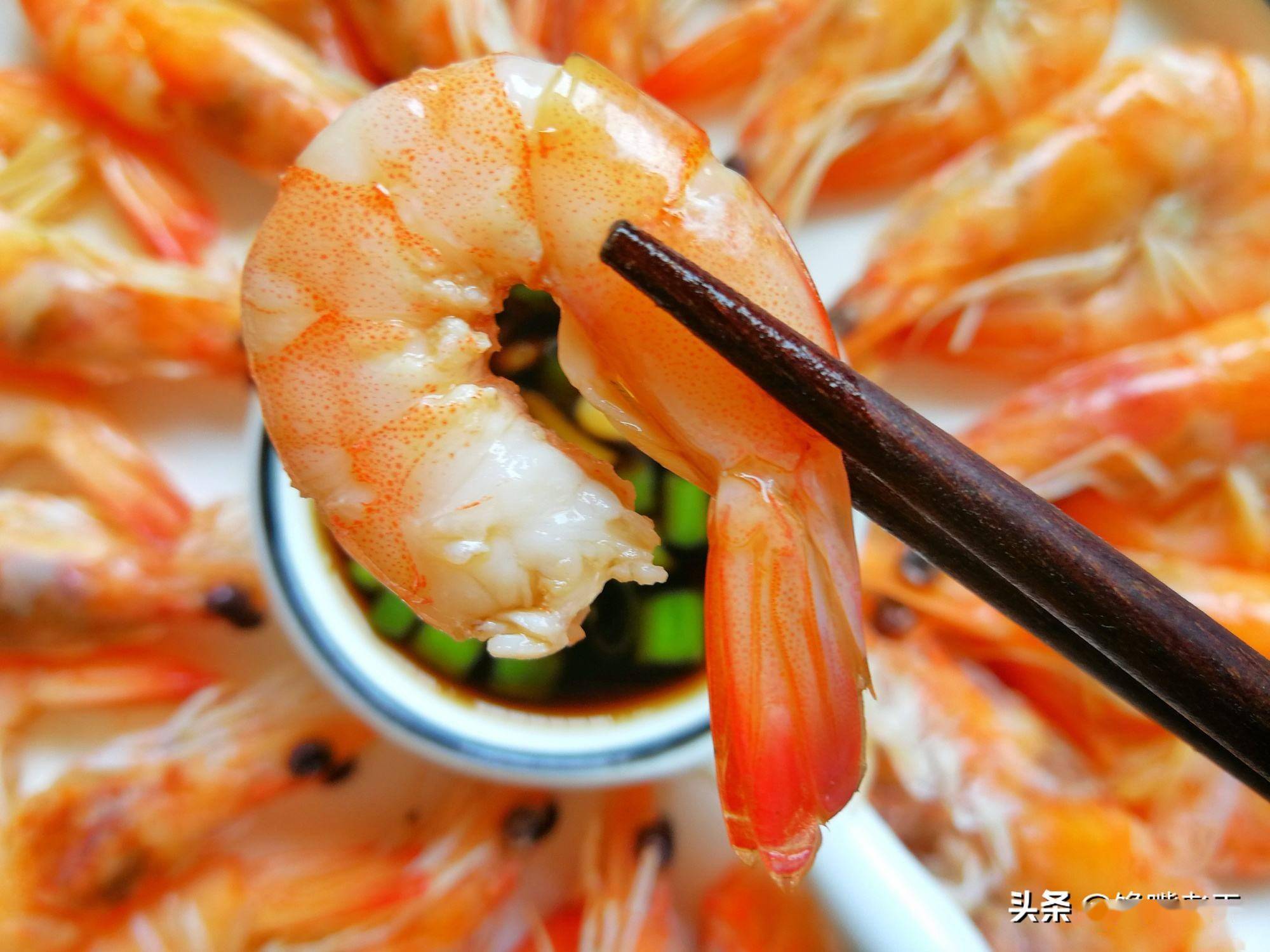 水煮大虾时有人放姜有人放醋大厨全都不对教你正确做法