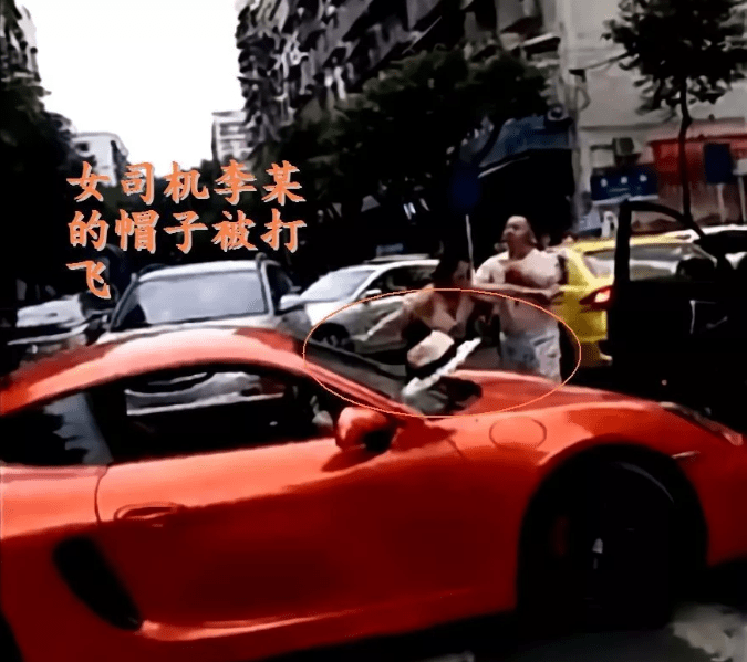 保时捷女司机当街扇男子耳光被反击