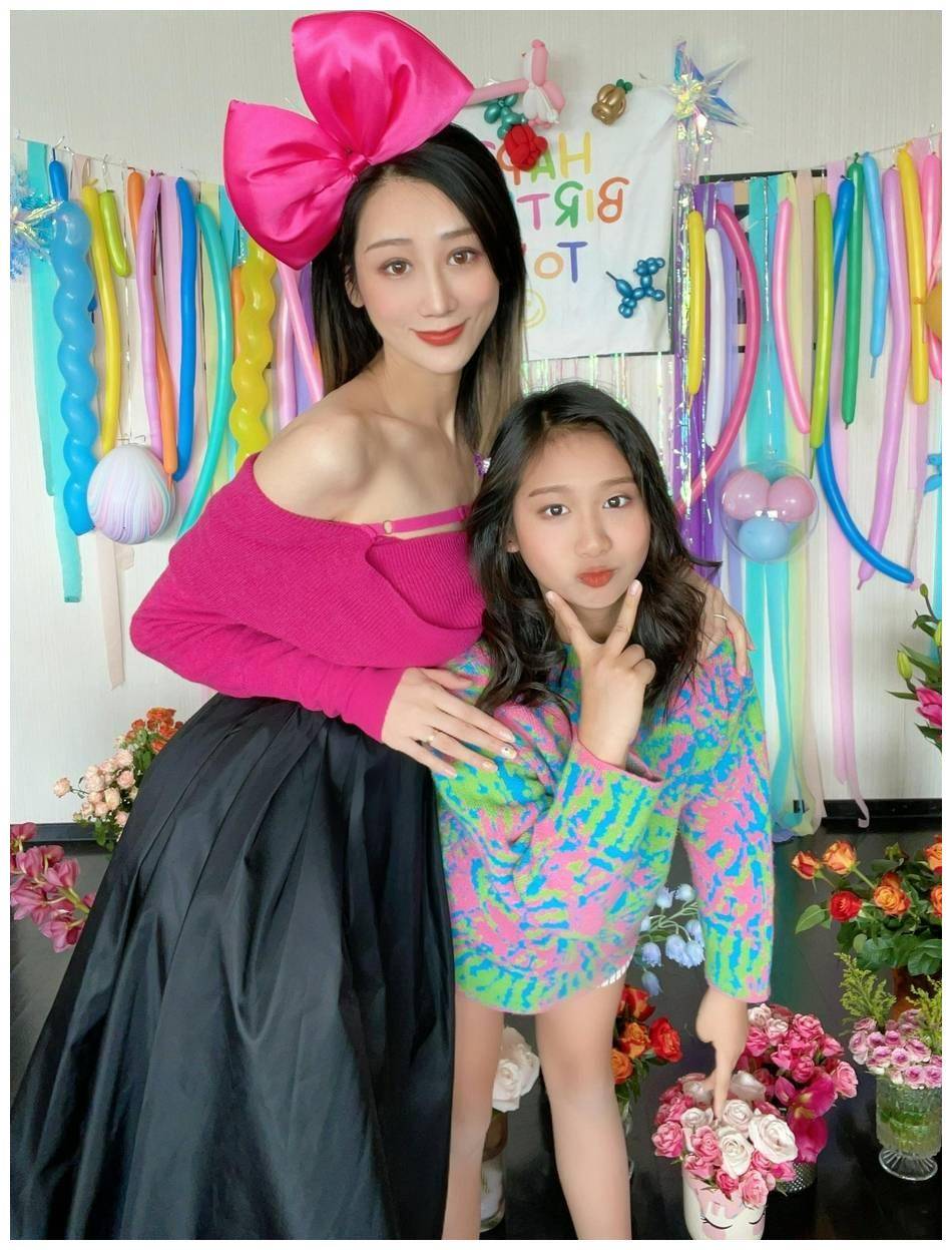 陈浩民为大女儿陈雅薷庆生蒋丽莎穿搭时尚似少女