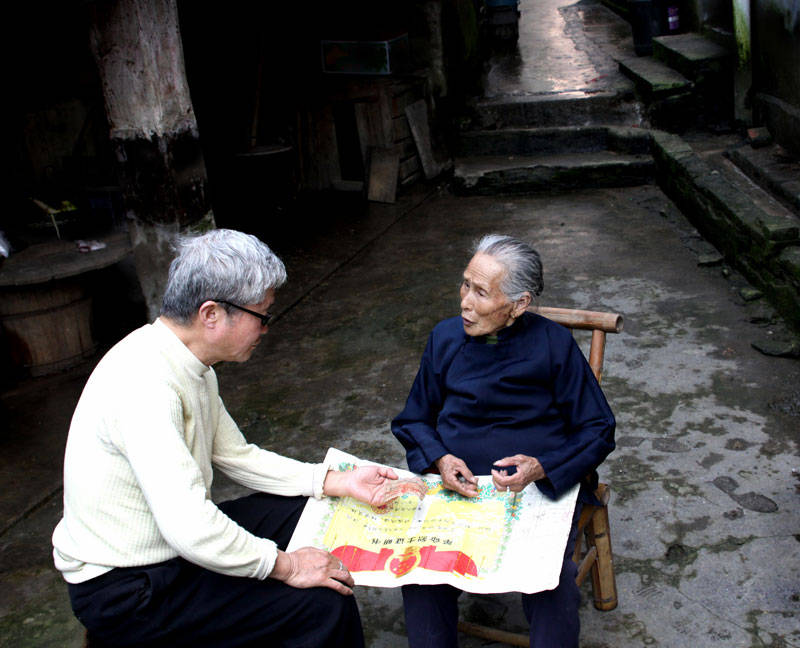 "丁海鹏介绍,这张红军家属优待证,母亲珍藏了近一个世纪,凝结着其公公