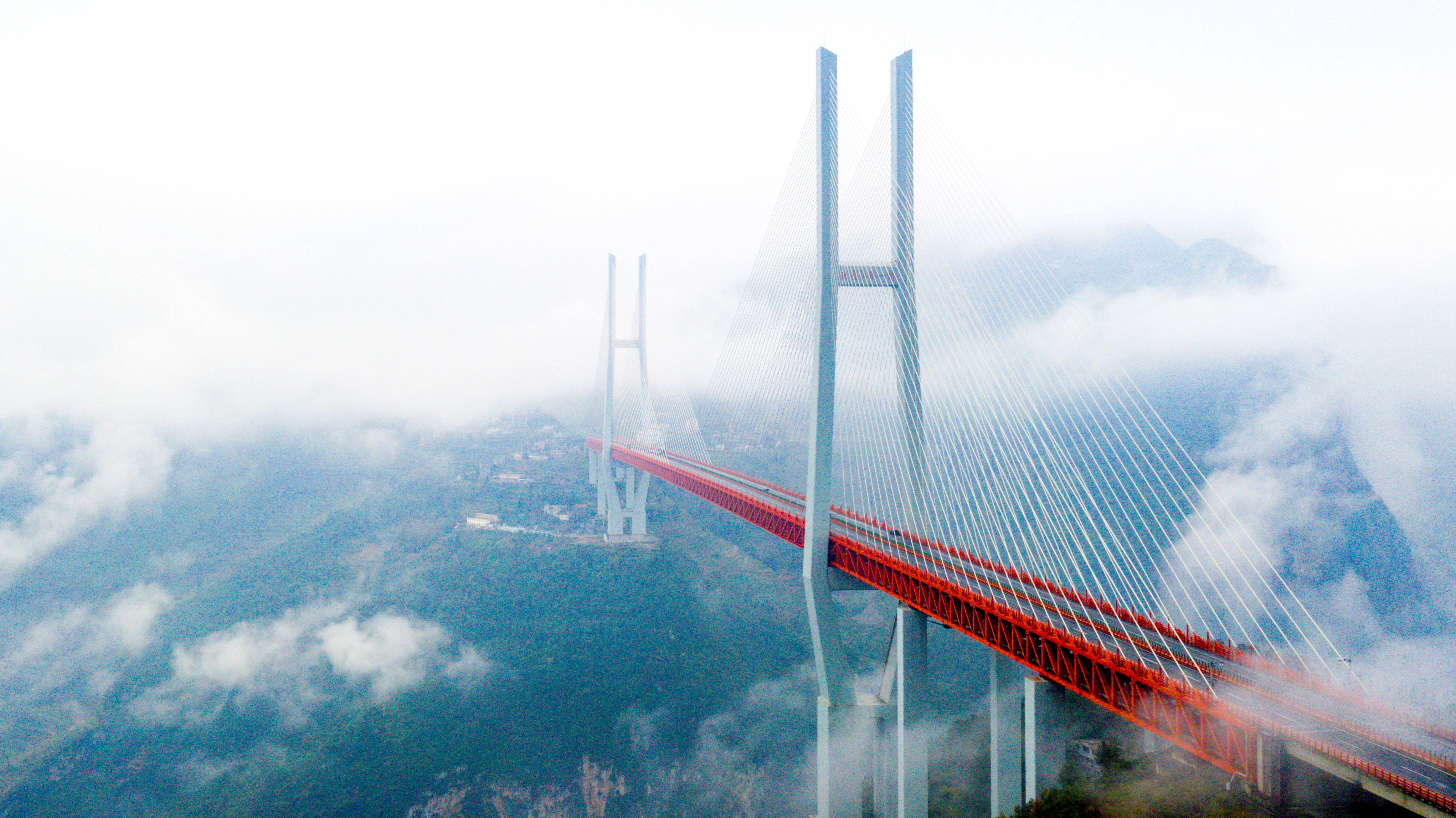 14日飞越中国桥梁博物馆11月28日拍摄的贵州北盘江大桥(无人机照片)