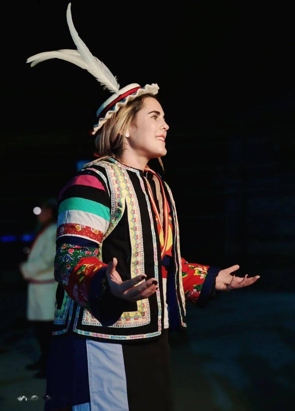 看外国人穿白马藏族服体验九寨风情