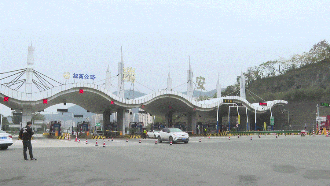 24小时值守他们坚守高速瑞安出入口前哨关