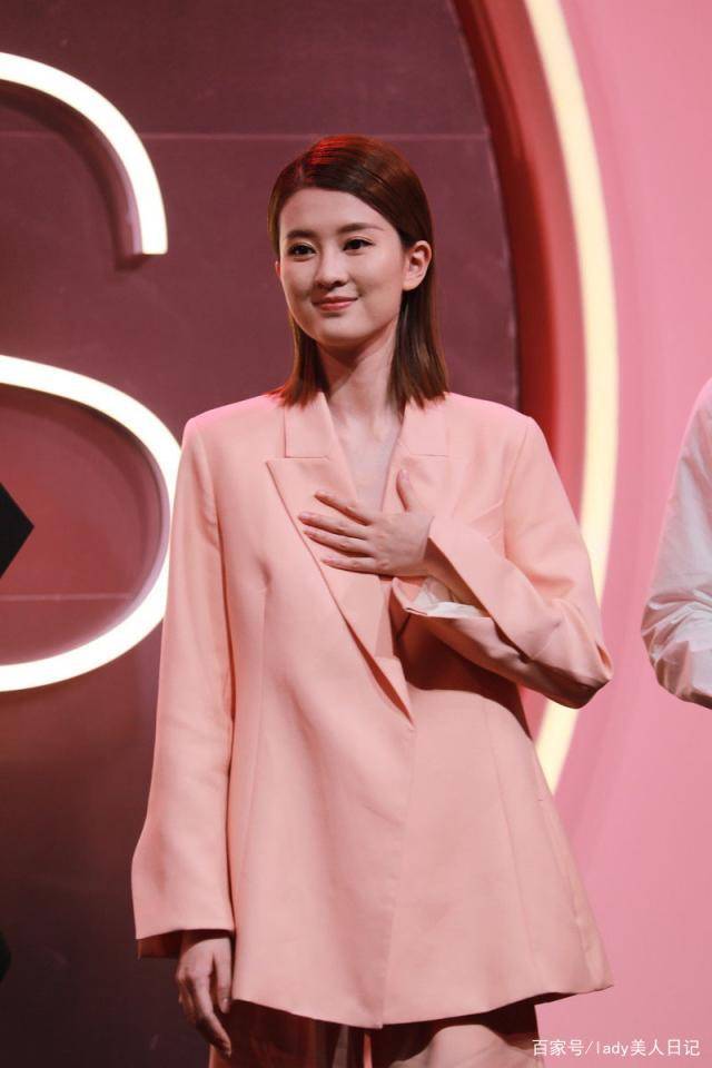 张靓颖乔欣同台参加活动,少女感vs少妇高级感,气质都很出众_处理_傅菁