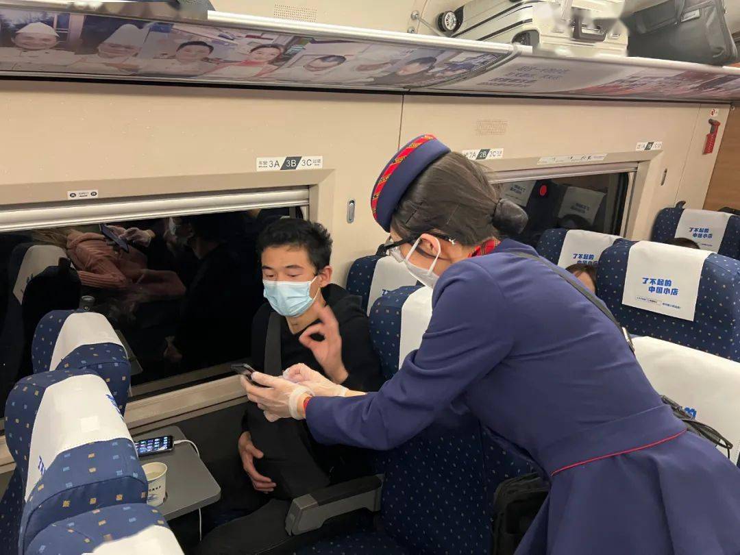 10车3a一名男性旅客找到李美询问座位位置,该名旅客为聋哑人,他用手机