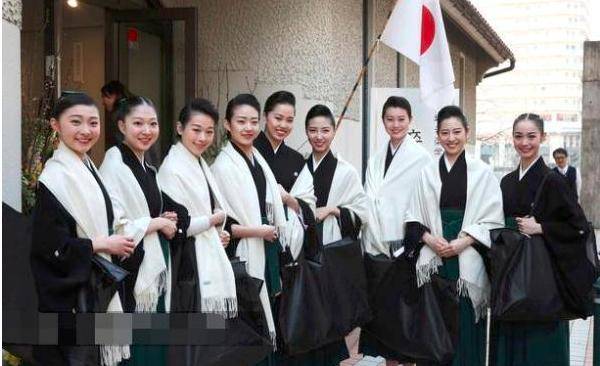 日本宝冢音乐学校举行毕业典礼 清纯女学生靓丽养眼 兵库县 小林 急电