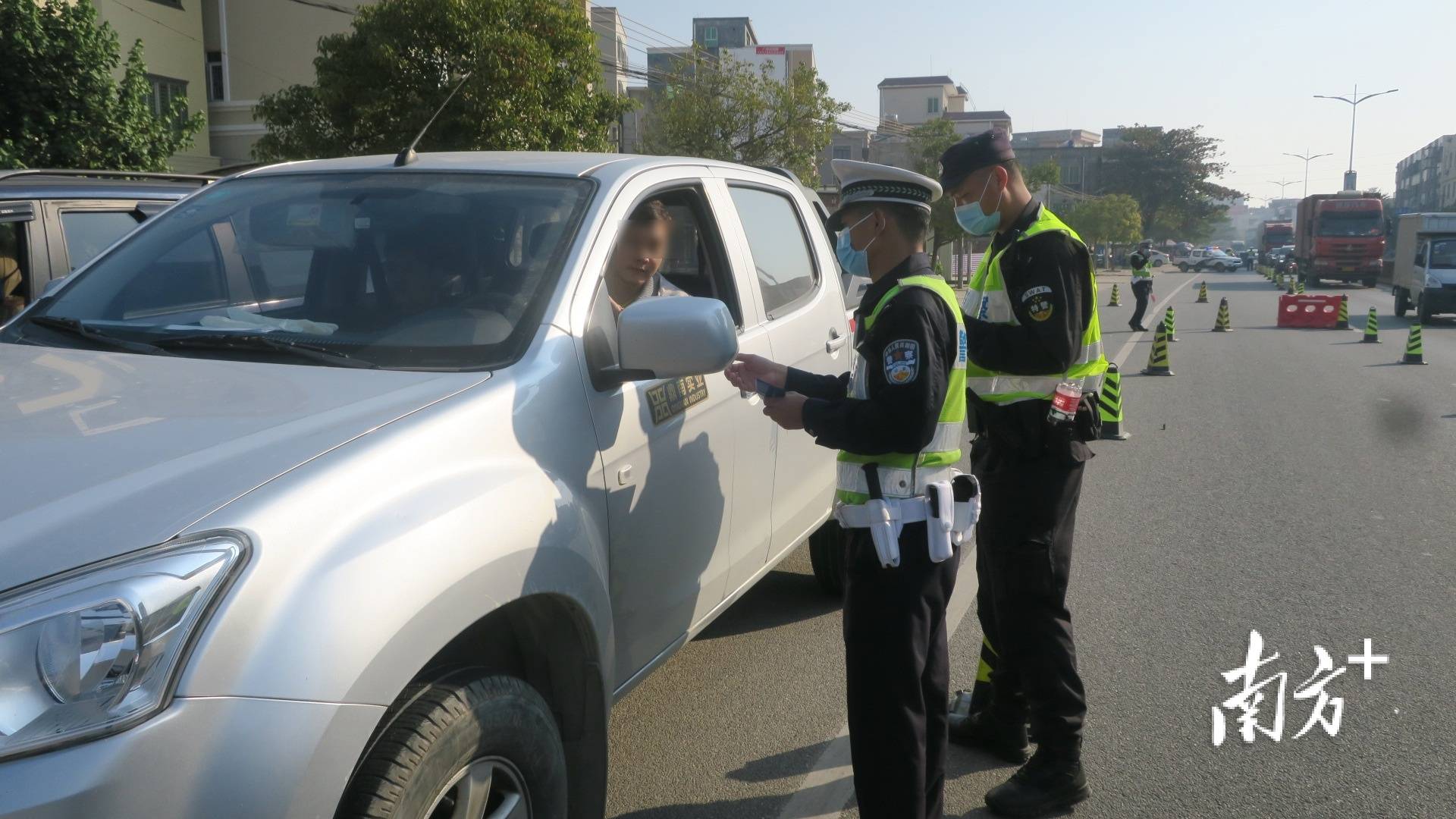 电白公安交警开展秋冬季道路交通集中整治行动_杨金凤_摩托车_李寒然