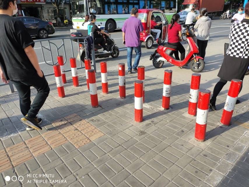 上海7号线新村路地铁站出口被一长串铁柱子封路