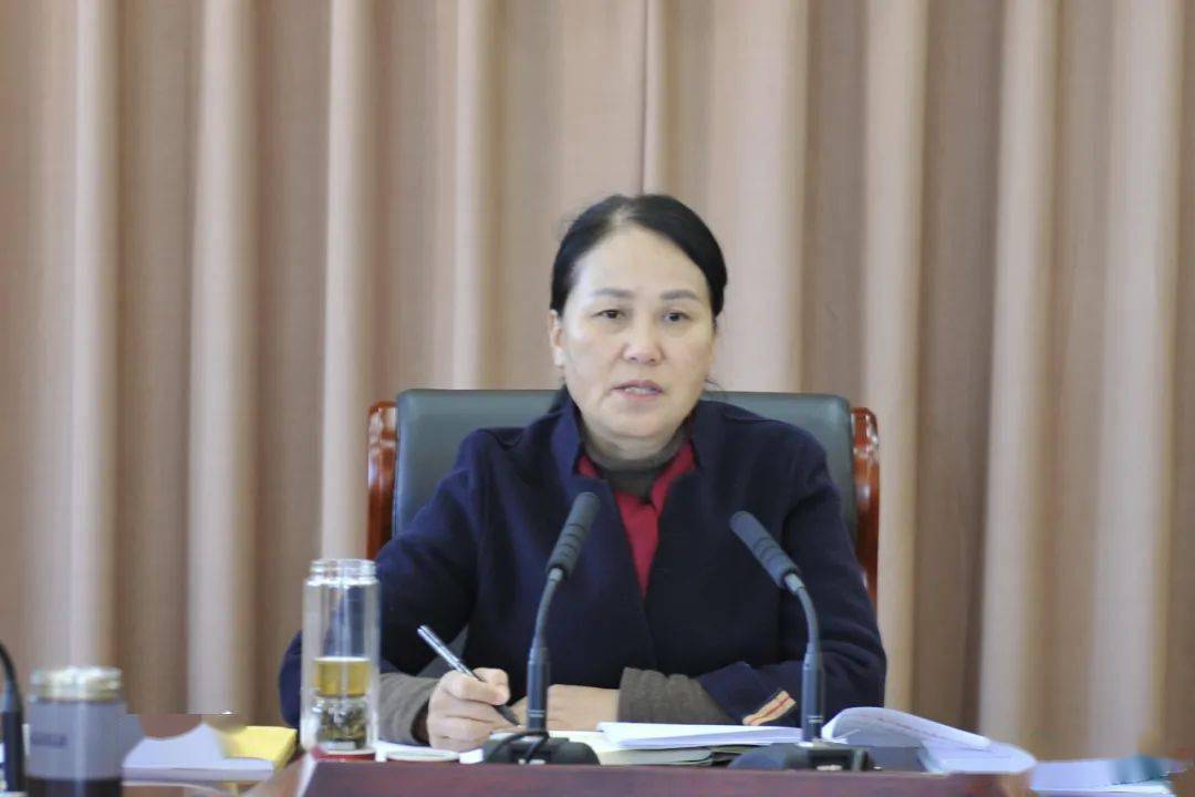 12月15日上午,州人大常委会党组书记,主任张剑萍主持会议,专题讨论