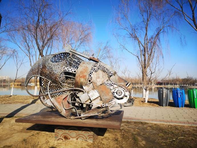 台湖公园里用废料制作的雕塑令人耳目一新