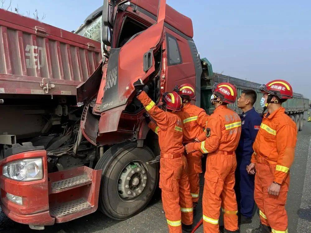 注意麻城高速三车连环追尾交警初步分析车速过快