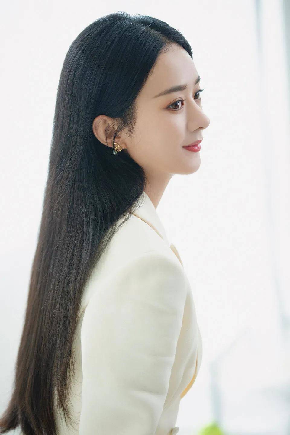 赵丽颖最新电视剧《谁是凶手》剧照,米白色西服太酷了