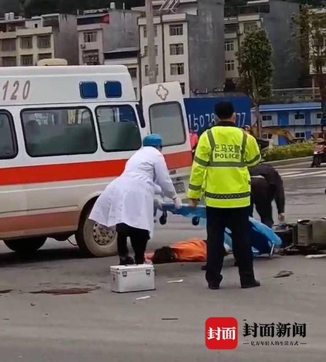 人员致车祸伤者掉下担架 网友质疑不专业造成二次伤害