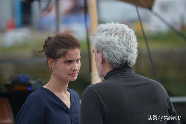 什么样的行为叫暧昧行为 ab7b48afefe54de59a18de323974affa.jpeg