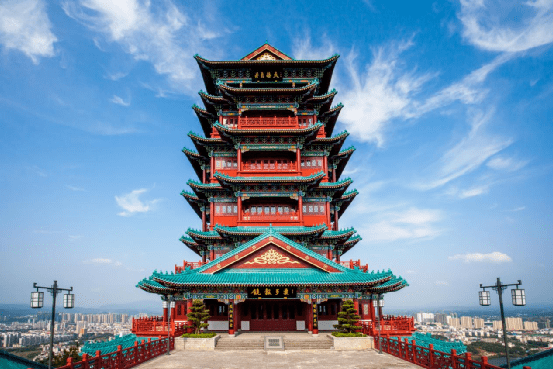 景色醉人的"后花园",这里山势绵延,景色醉人,登上山顶之巅的信丰阁