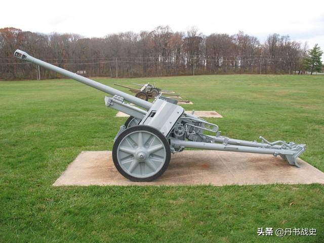 年才开始服役,其作用是用来取代德军手中的"敲门砖"pak36型37毫米炮