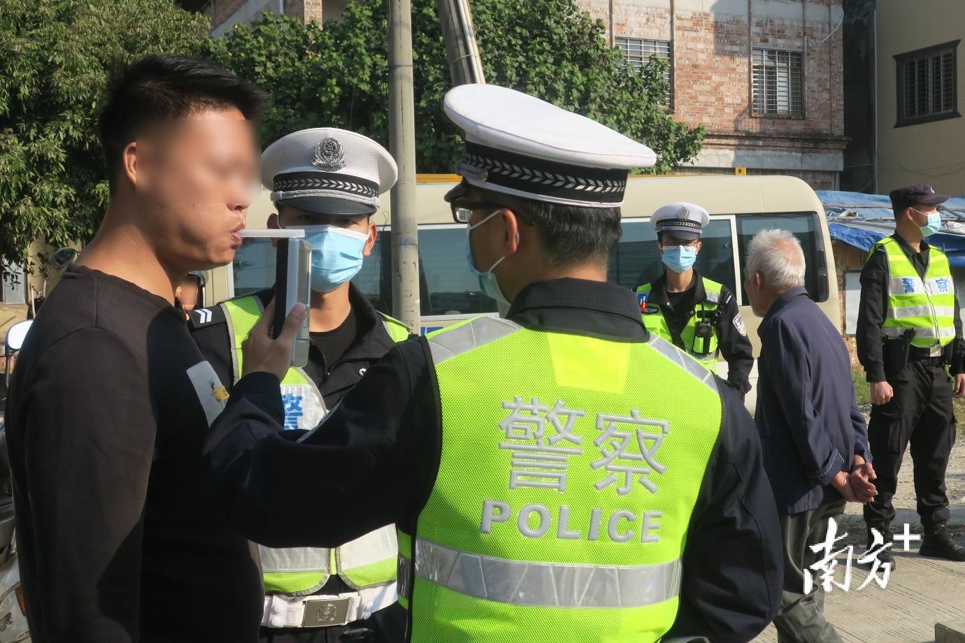 电白公安交警开展秋冬季道路交通集中整治行动_杨金凤_摩托车_李寒然