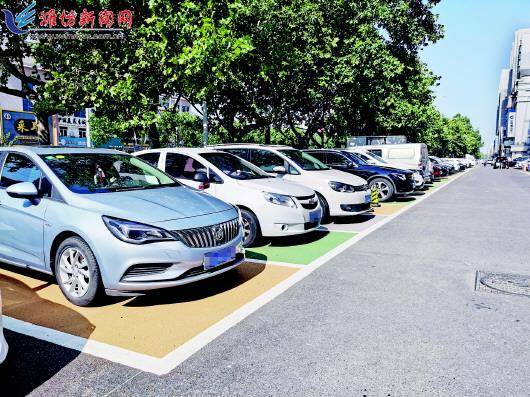 彩色停车位亮相福寿东街