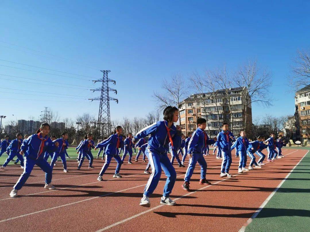 拥抱冬奥亮出风采一起加入石景山区银河小学的冰雪盛会