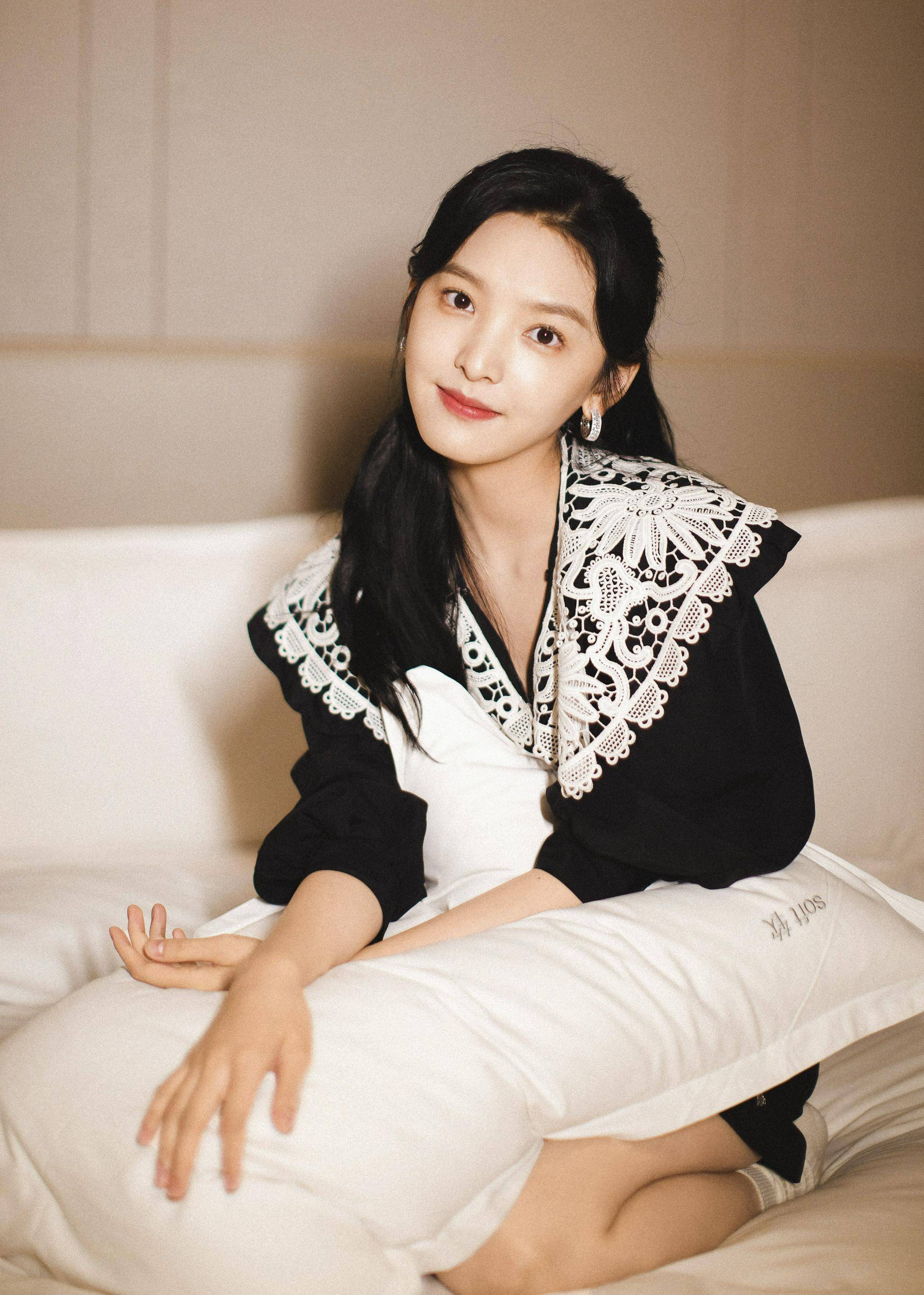 最新活动造型,身穿黑白印花色娃娃衫,元气可爱……_章若楠_甜度_笑容