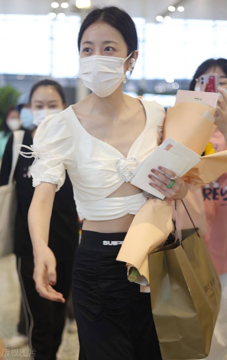 周雨彤口罩遮面身穿白色露脐装搭配黑色休闲裤大秀小蛮腰