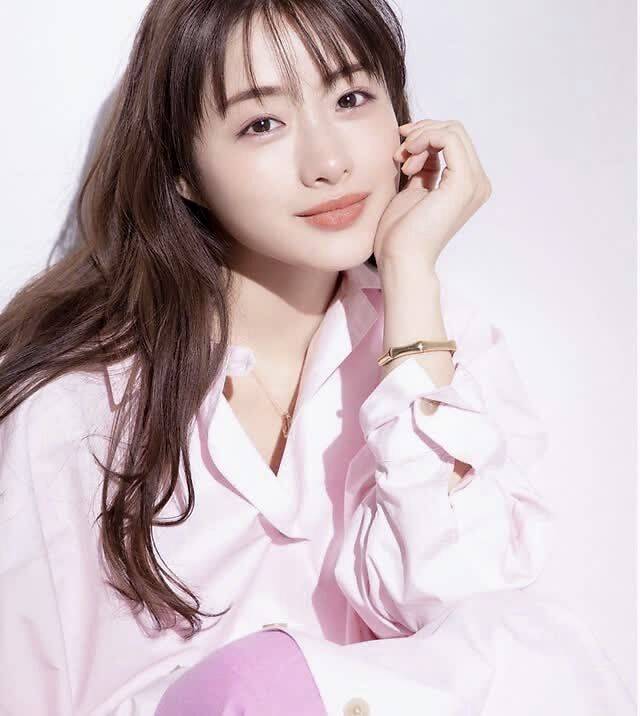 石原里美登ginger杂志粉色衬衫配同色系休闲裤优雅动人