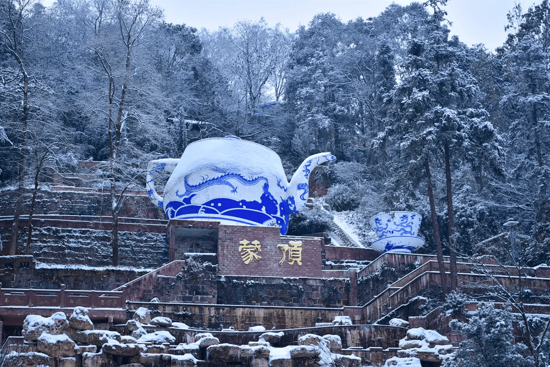 圖片來源:2020年蒙頂山雪景天地之間白茫茫的一片,寧靜祥和的寺廟