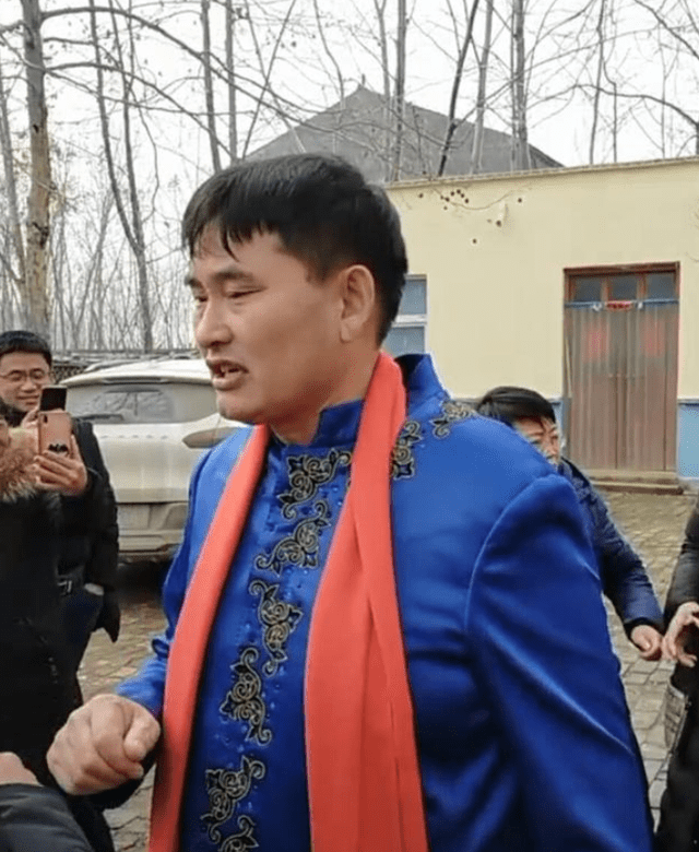 可是出乎意料的是,接着的一段短视频一瞬间引起网民热议,只见大衣哥