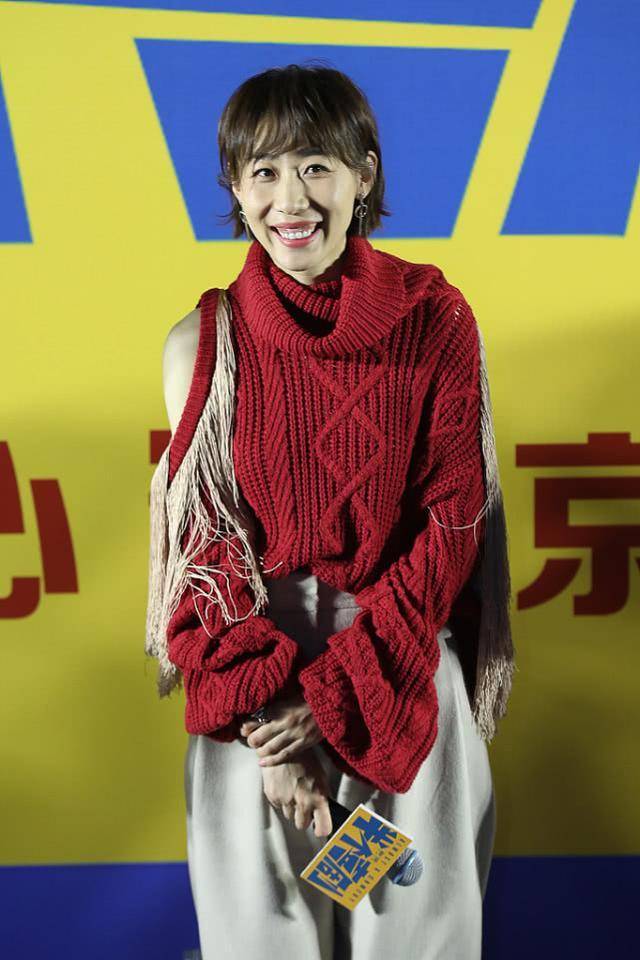 任素汐出席活动流苏露肩毛衣配阔腿裤穿出31岁的时尚魅力