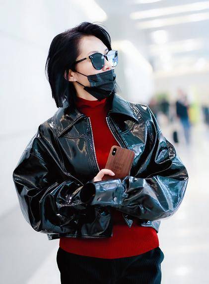 52岁许晴依然不显老穿黑色皮衣搭配红毛衣摩登有范美得高级