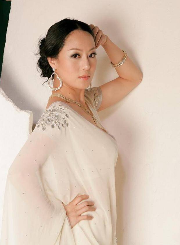 身材真没得挑,穿露胃装凹凸有致,这气质太亮眼了_女性_款式_中年