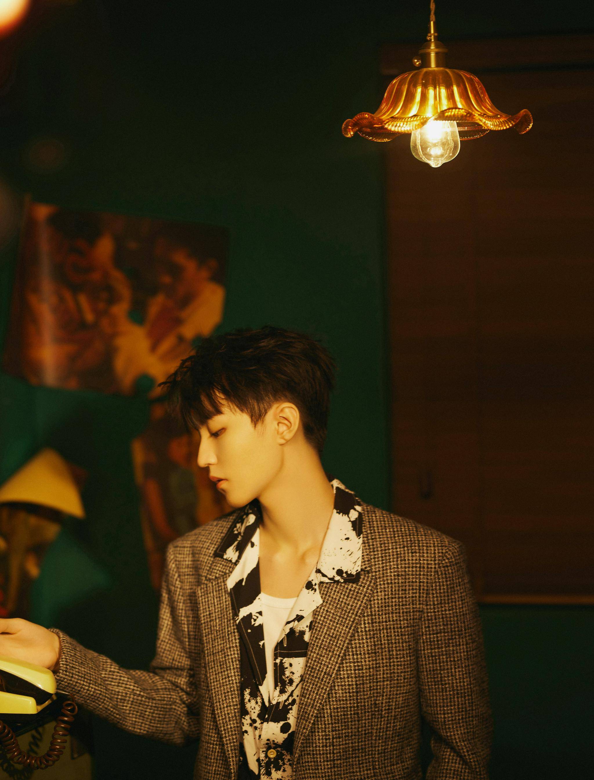 花样年华写真大片王俊凯身穿白底泼墨衬衫外搭zegna