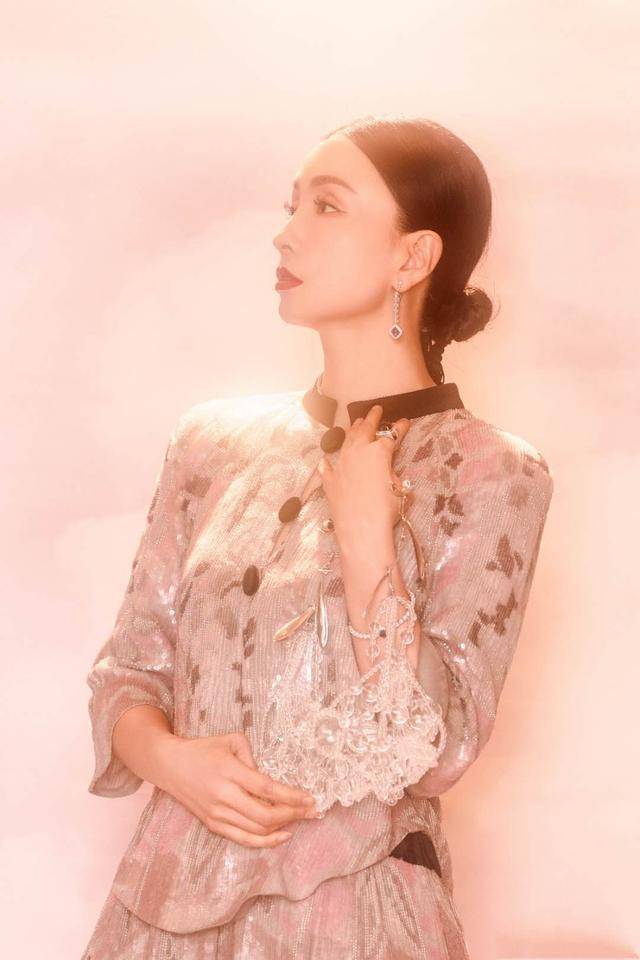 48岁的陶虹,穿民族风裙子优雅又迷人,"半老徐娘"韵味十足