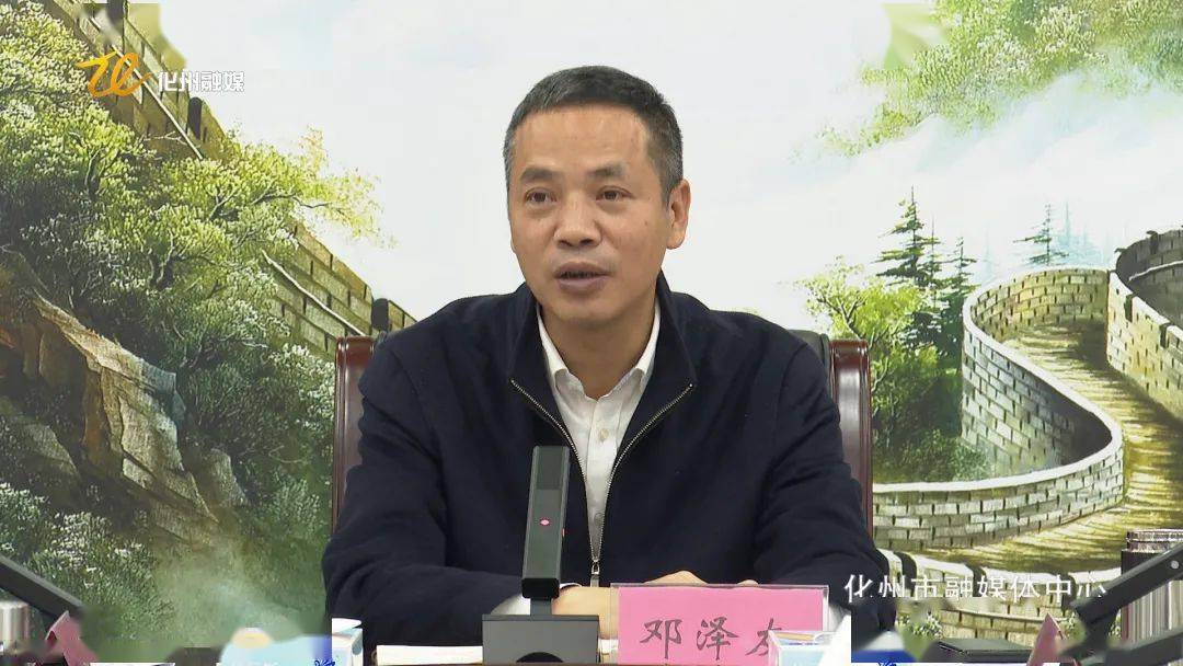 会上,邓泽友要求,要以高点站位凝聚共识,充分认识发展空港经济的战略